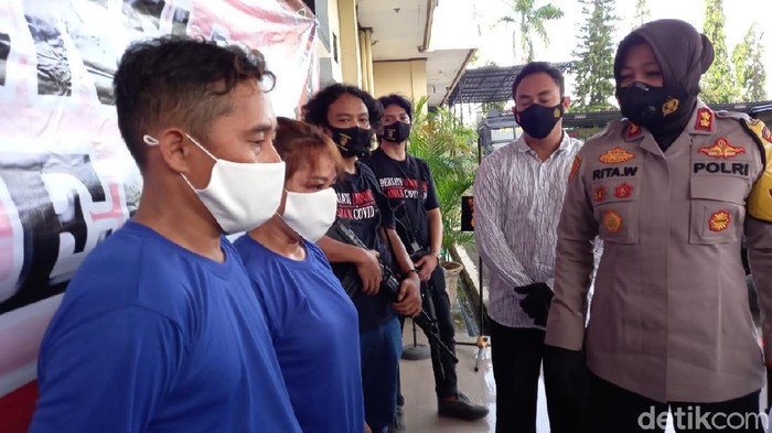 Kedua sejoli pencuri motor milik anggota Polres Tegal Kota, Saali dan Rini Sandra Dewi saat dihadirkan dalam jumpa pers di Mapolres Tegal Kota, Jumat (13/11/2020).