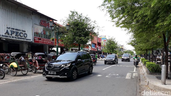 Kendaraan melintasi Jalan Malioboro, Jumat (13/11/2020).
