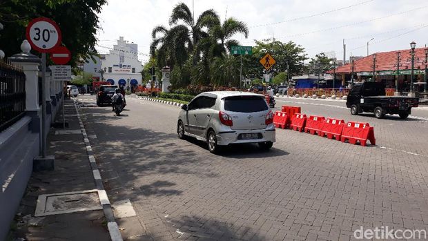 Kendaraan melintasi Jalan Malioboro, Jumat (13/11/2020).