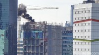 Begini penampakan kepulan asap yang membumbung tinggi dari atap sebuah gedung di kawasan Tendean, Jakarta.
