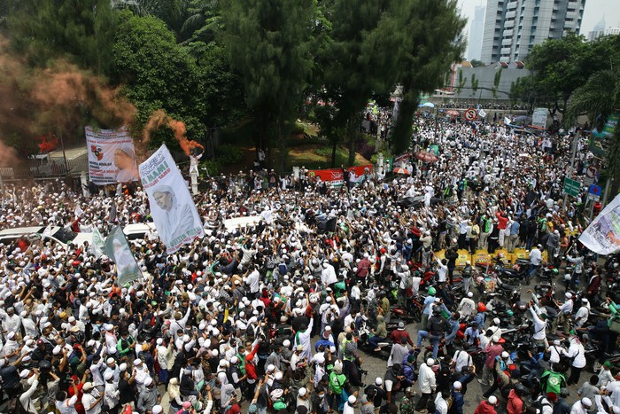 Kedatangan hingga acara yang dihadiri Habib Rizieq dipadati pendukung dan menimbulkan kerumunan di tengah pandemi. Kerumunan itupun mendapat komentar dari sejumlah pihak.