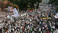 Massa pendukung Habib Rizieq juga memadati kawasan Petamburan, Selasa (10/11). Sekjen MUI Anwar Abbas mempermasalahkan adanya pertemuan atau acara, apalagi silaturahmi dengan seorang ulama. Hanya, protokol kesehatan harus betul-betul diterapkan. Grandyos Zafna/detikcom.