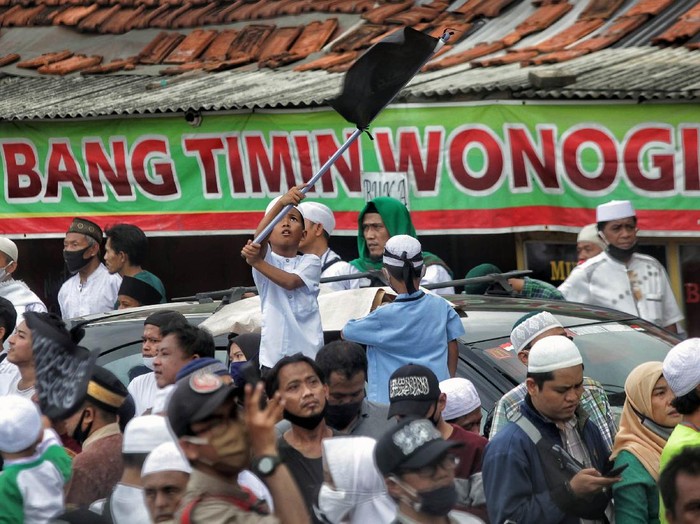 Kedatangan hingga acara yang dihadiri Habib Rizieq dipadati pendukung dan menimbulkan kerumunan di tengah pandemi. Kerumunan itupun mendapat komentar dari sejumlah pihak.
