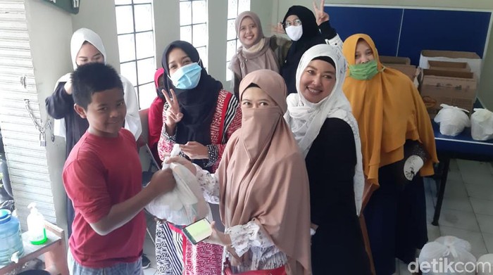 Komunitas muslimah di Cimahi membagikan sembako kepada warga