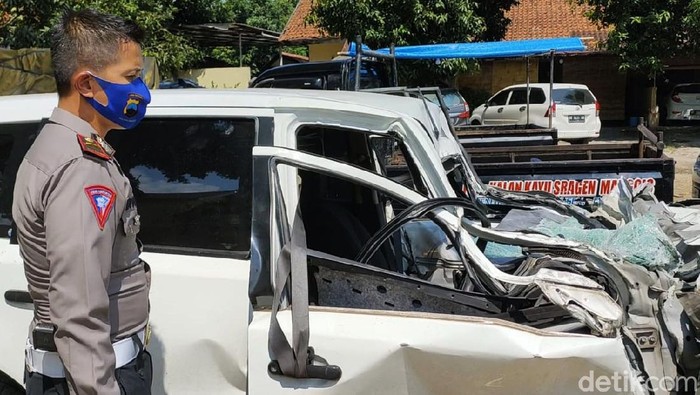 Rombongan anggota DPRD Kabupaten Malang dari Fraksi PDIP terlibat kecelakaan di Tol Ngawi-Solo. Mobil yang ditumpangi tiga anggota DPRD itu rusak parah.