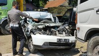 Mobil anggota DPRD Kabupaten Malang dari Fraksi PDIP telah dievakuasi ke halaman Unit Laka Satlantas Polres Sragen, Jumat (13/12/2020).
