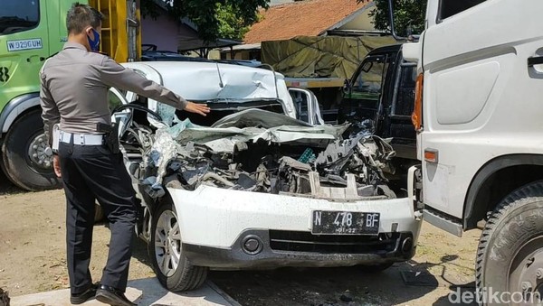 Kondisi Mobil Rombongan F-PDIP Malang yang Kecelakaan di Tol Ngawi-Solo