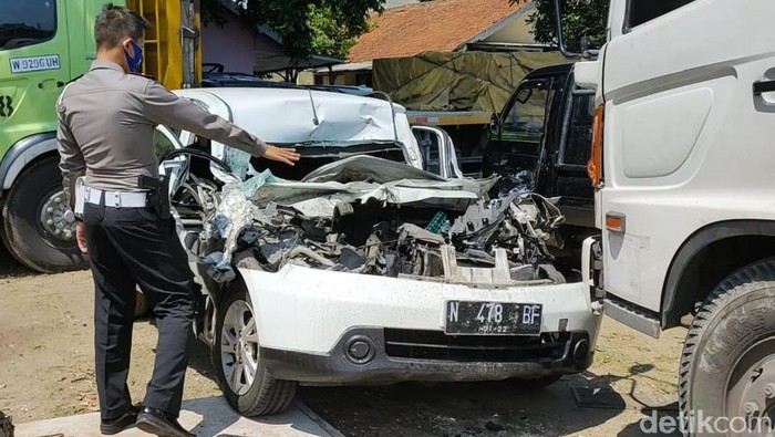 Kondisi Mobil Rombongan F-PDIP Malang yang Kecelakaan di Tol Ngawi-Solo Rombongan anggota DPRD Kabupaten Malang dari Fraksi PDIP terlibat kecelakaan di Tol Ngawi-Solo. Mobil yang ditumpangi tiga anggota DPRD itu rusak parah.