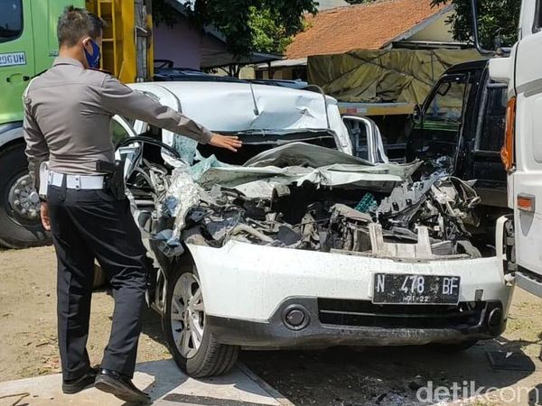 Kondisi Mobil Rombongan F-PDIP Malang yang Kecelakaan di Tol Ngawi-Solo