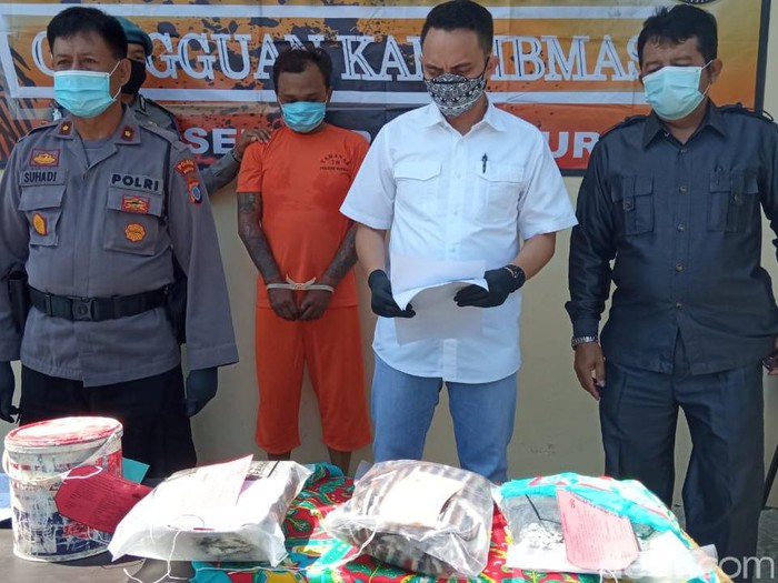 Konferensi pers pembunuhan pemuda yang mayatnya ditemukan tertutup selimut di Polsek Depok Timur, Sleman, Jumat (13/11/2020).