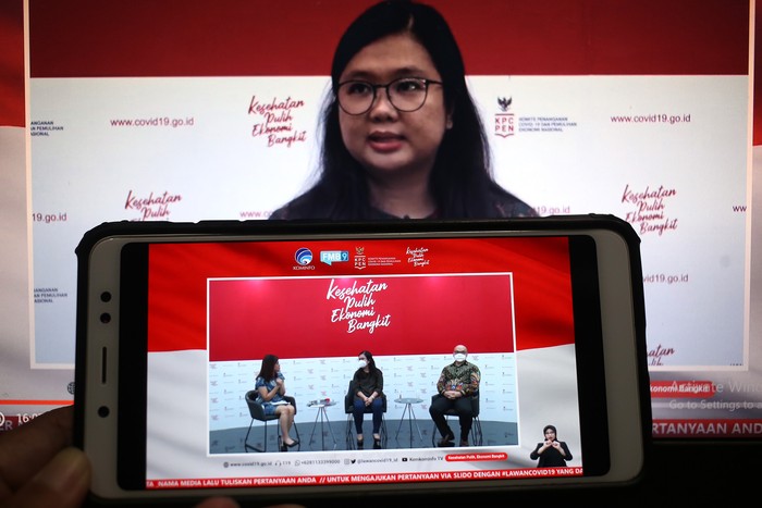 Monica Nirmala, Penasehat Menkomarinvest untuk peningkatan testing dan tracing bersama Soeprapto Tan, Managing Director, IPSOS Indonesia menjadi pembicara dalam Dialog Produktif bertema Optimisme Masyarakat Terhadap 3T (Tracing, Testing, Treatment) di Jakarta, Kamis, 12 November 2020.