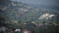 Foto udara kawasan resapan Bandung Utara yang beralih fungsi menjadi lahan pertanian, permukiman dan kawasan wisata di Punclut, Kabupaten Bandung Barat, Jawa Barat, Jumat (13/11/2020). 