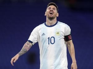 Lionel Messi Intip VAR, Kok Enggak Kartu Kuning seperti Suarez?