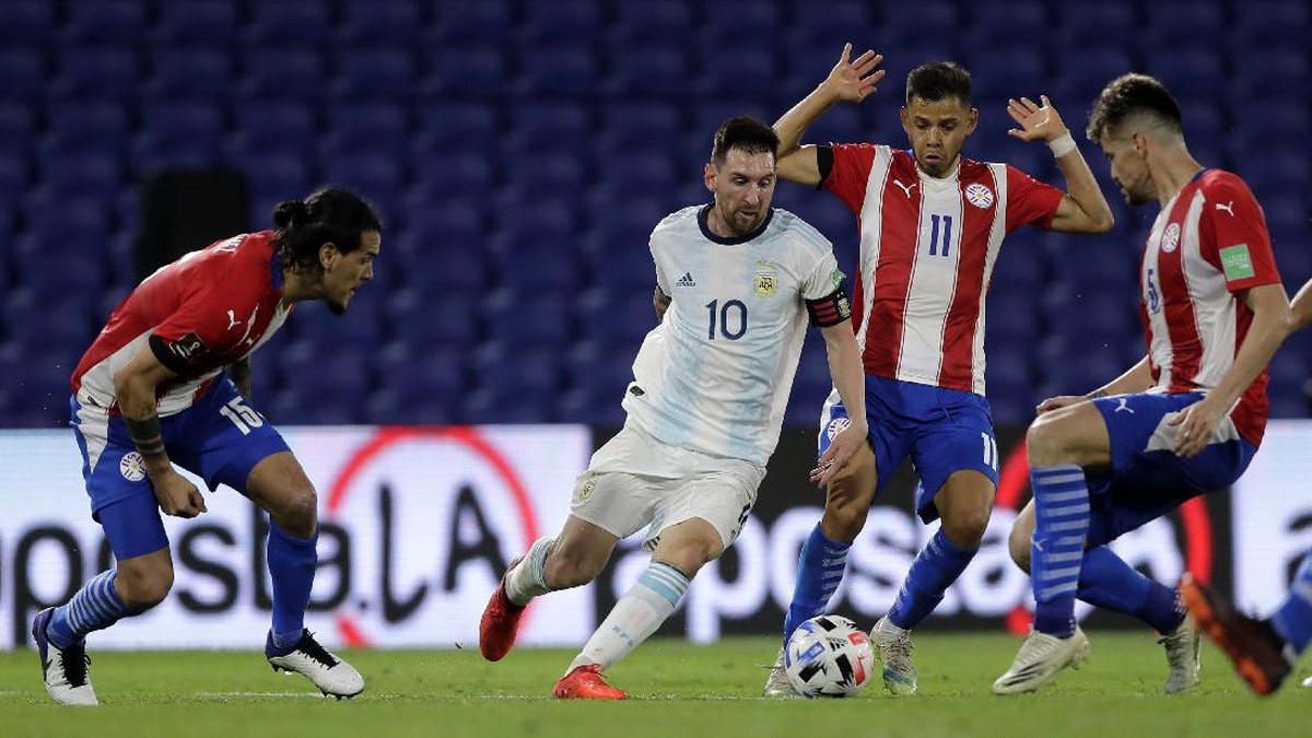 Lionel Messi dikepung pemain Paraguay. (Foto: Getty Images/Pool)