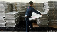 Tumpukan bilik suara di gudang penyimpangan KPUD Depok, Jalan Tugu Cimanggis. Bilik suara itu juga siap untuk didistribusikan menjelang Pilkada Kota Depok.