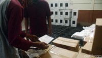 Petugas mengecek logistik Pilkada yang tiba di gudang penyimpangan KPUD Depok.