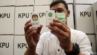 Petugas Komisi Pemilihan Umum Dani Yudianda menunjukkan tinta pilkada yang siap untuk didistribusikan menjelang Pilkada Kota Depok pada Desember mendatang. Saat ini logistik pilkada seperti kotak suara, bilik suara, tinta, dan juga tanda pengenal sudah tersimpan di gudang penyimpangan logistik.