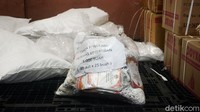 Tanda pengenal untuk petugas pengamanan Pilkada juga telah tiba di gudang penyimpangan KPUD Kota Depok hari ini.