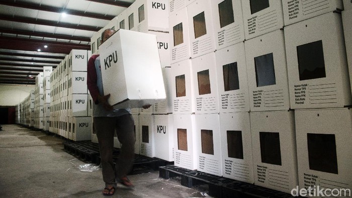 Pilkada Depok akan berlangsung pada 9 Desember 2020 mendatang. Logistik yang akan digunakan pada pesta demokrasi ini telah disiapkan di gudang KPUD Kota Depok.