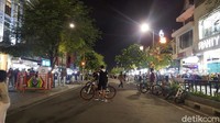 Terlihat wisatawan dengan santai dan bebas berjalan dan foto-foto di tengah jalan tanpa khawatir dengan kendaraan bermotor.
