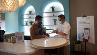 Direktur Distribusi dan Sales Mandiri Syariah Anton Sukarna mendampingi nasabah mengakses Tabungan Bisnis melalui Net Banking Mandiri Syariah.