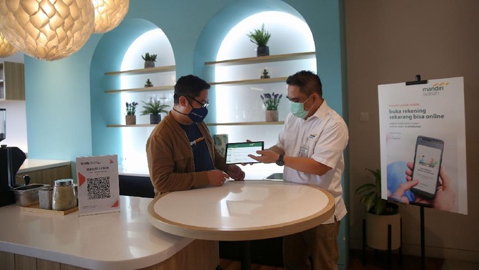 Direktur Distribusi dan Sales Mandiri Syariah Anton Sukarna (baju putih) tengah mendampingi nasabah pebisnis Herru Wijayadie  mengakses Tabungan Bisnis melalui Net Banking Mandiri Syariah di Jakarta, (13/11/2020). Mandiri Syariah meluncurkan layanan produk Tabungan Bisnis yang ditujukan bagi para pengusaha. Inovasi produk ini diharapkan dapat menarik potensi nasabah dari kalangan pebisnis baik skala mikro, kecil dan menengah (UMKM).