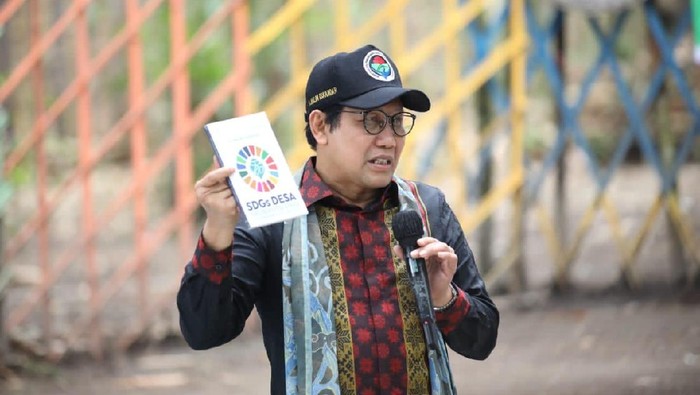 Mantan Ketua DPRD Jawa Timur ini meminta kepala desa dalam merencanakan arah pembangunan desa untuk mengacu pada Sustainable Development Goals (SDGs) Desa.