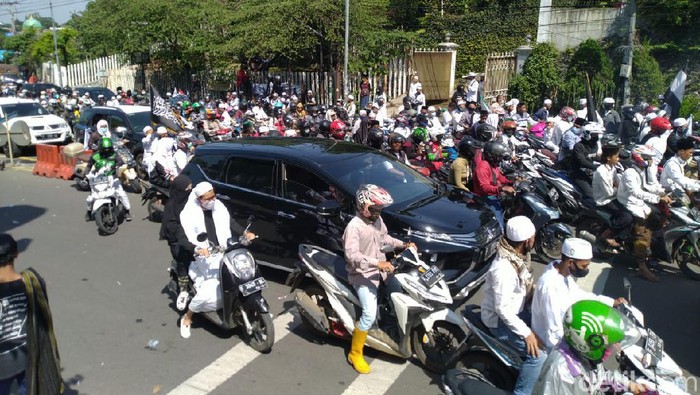 Massa ikuti Habib Rizieq memenuhi Jalan Raya Puncak