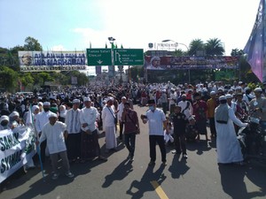 Padati Simpang Gadog, Massa Sambut Kedatangan Habib Rizieq