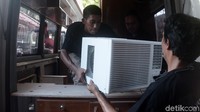 Hampir sekitar 30 persen barang interior untuk modifikasi camper van adalah barang impor yang dipesan melalui online karena keterbatasan ketersediaan sparepart.