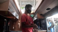Mobil camper van ibarat rumah tinggal yang di dalamnya terdiri dari perlengkapan masak, televisi, meja makan dan juga tempat tidur.