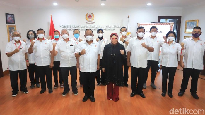 KONI Pusat menganugrahkan penghargaan kepada mendiang Melky Goeslaw, ayah penyanyi Melly Goeslaw. Apresiasi itu diberikan atas perannya dalam menciptakan lagu mars Patriot Olahraga.