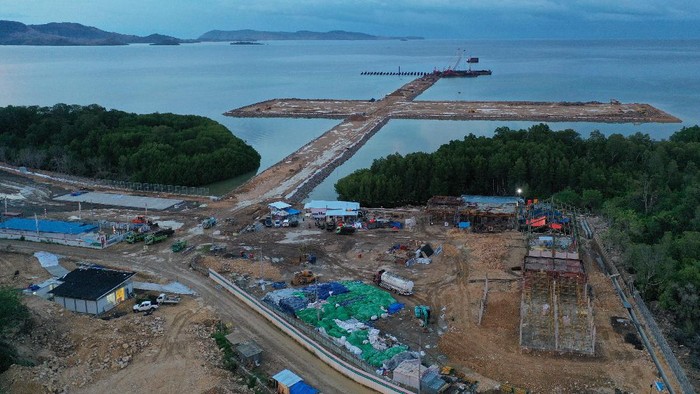 MENHUB TINJAU PEMBANGUNAN PELABUHAN MULTIPURPOSE LABUAN BAJO Foto udara proyek pembangunan Pelabuhan Multipurpose Wae Kelambu di Labuan Bajo, NTT, Selasa (10/11/2020). Menhub Budi Karya Sumadi mengatakan pelabuhan yang secara keseluruhan pembangunannya sudah mencapai 48,67 persen ini sangat penting untuk menunjang pariwisata, khususnya dalam memperlancar arus logistik. Pelabuhan ini pun akan dipakai lalu lintas logistik dan bongkar muat kontainer, kargo dan curah cair, sehingga akan memisahkan aktivitas pariwisata dan bongkar muat peti kemas di Pelabuhan Labuan Bajo. ANTARA FOTO/Dok BKIP Kemenhub/wsj.