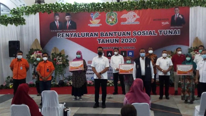 Mensos Juliari cek pembagian BST di Medan (Datuk Haris-detikcom)