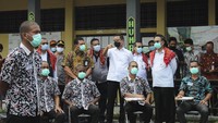 Mensos Juliari P Batubara didampingi Dirjen Rehabilitasi Sosial Harry Hikmat, Dirjen Penanganan Fakir Miskis Asep Sasa Purnama, Kepala Balai Insyaf Ahmad Sulaiman, dan Direktur Rehabilitasi Sosial Korban Penyalahgunaan NAFZA Victorious Siahaan juga meninjau balai rehabilitasi sosial korban penyalahgunaan NAFZA Insyaf di Deli Serdang. Istimewa/Kemensos.