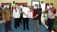 Mensos Juliari P Batubara didampingi Dirjen Rehabilitasi Sosial Harry Hikmat dan Dirjen Penanganan Fakir Miskis Asep Sasa Purnama memberikan bantuan sembako presiden kepada penghuni balai rehabilitasi sosial korban penyalahgunaan NAFZA Insyaf di Deli Serdang, Sumut, Jumat (13/11/2020). Istimewa/Kemensos.