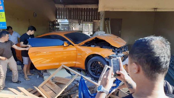 Mobil Ford Mustang menabrak warung bakmi di Babel.