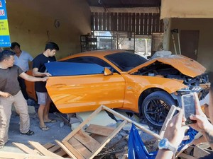 Mobil Ford Mustang Tabrak Warung Bakmi Ngebut, Pengemudi Mahasiswa