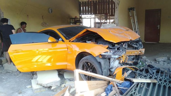 Mobil Ford Mustang menabrak warung bakmi di Babel.