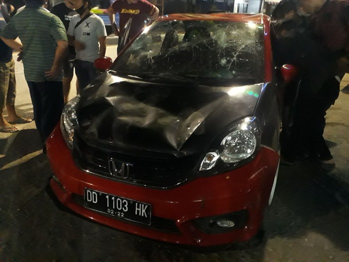 Mobil Korban yang Rusak Karena Amukan Massa Bermotor di Makassar (DOK Istimewa)