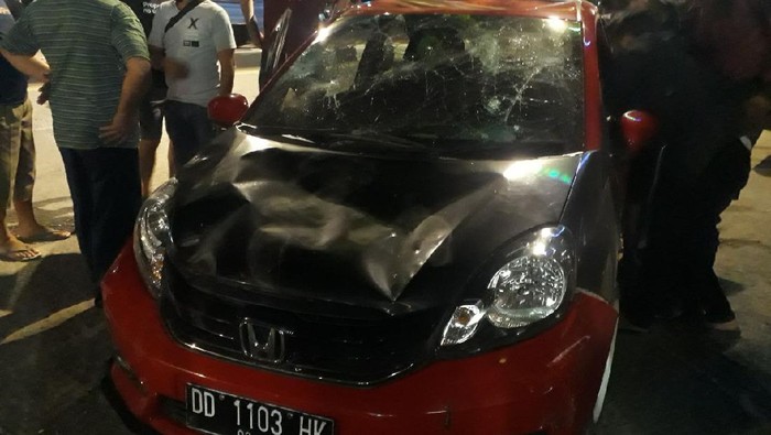 Mobil Korban yang Rusak Karena Amukan Massa Bermotor di Makassar (DOK Istimewa)