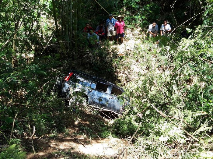 Mobil SUV terjun bebas ke jurang sedalam 50 meter di tikungan Irung Petruk, Boyolali, Jumat (13/11/2020).