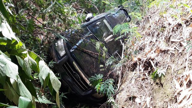 Mobil SUV terjun bebas ke jurang sedalam 50 meter di tikungan Irung Petruk, Boyolali, Jumat (13/11/2020).
