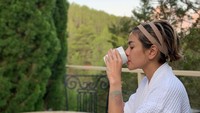 Me, my self and tea, tulis Niki pada caption fotonya. Pagi-pagi ngeteh di kebun memang nikmat. Foto: instagram @nikitamirzanimawardi_17