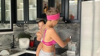 Selain sibuk syuting, Niki juga dikenal sebagai ibu yang sangat dekat dengan anaknya. Ia bahkan menggendong si kecil sambil asyik membuat kopi. Foto: instagram @nikitamirzanimawardi_17