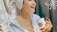 Lewat instagramnya Nikita Mirzani bahkan tengah bersitegang dengan Ustad Maaher yang kini dituding saling sindir. Nikita sebenarnya hanya meluapkan kekesalan lantaran ia harus terjebak macet karena aksi penjemputan yang dilakukan massa Habib Rizieq. Foto: instagram @nikitamirzanimawardi_17