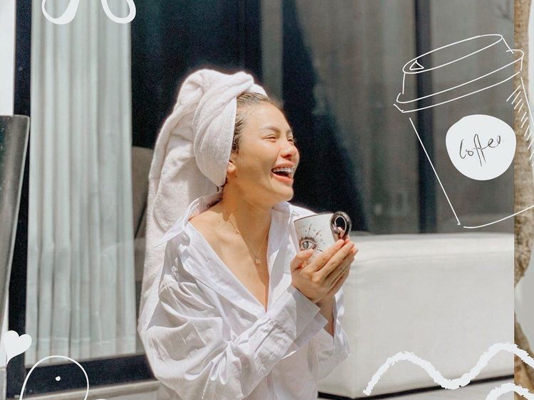 Momen Heboh dan Seru Nikita Mirzani Saat Ngeteh hingga Makan Pastry