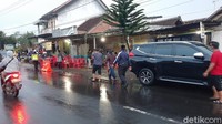 Setelah disemayamkan, jenazah kemudian diberangkatkan ke TPU desa setempat, jaraknya kurang lebih 1 kilometer dari kediaman Hariyanto.