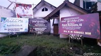 Pantauan detikcom, ucapan bela sungkawa berjajar di pinggir jalan raya depan rumah Hariyanto, lokasinya masuk gang kecil hanya bisa dilintasi motor.