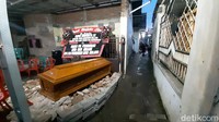 Diberitakan sebelumnya kecelakaan itu terjadi di Tol Sragen-Solo KM 522 B Masaran, Kabupaten Sragen, pada pukul 04.20 WIB. Mobil tersebut dikendarai oleh kader PDIP, Amari (49).